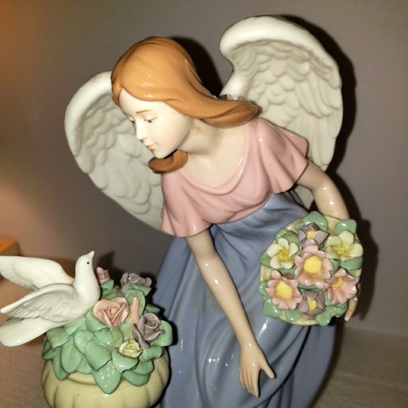 12" Porcelain Angel Hand-painted 2006 Holiday Collection Members Mark - Picture 11 of 13